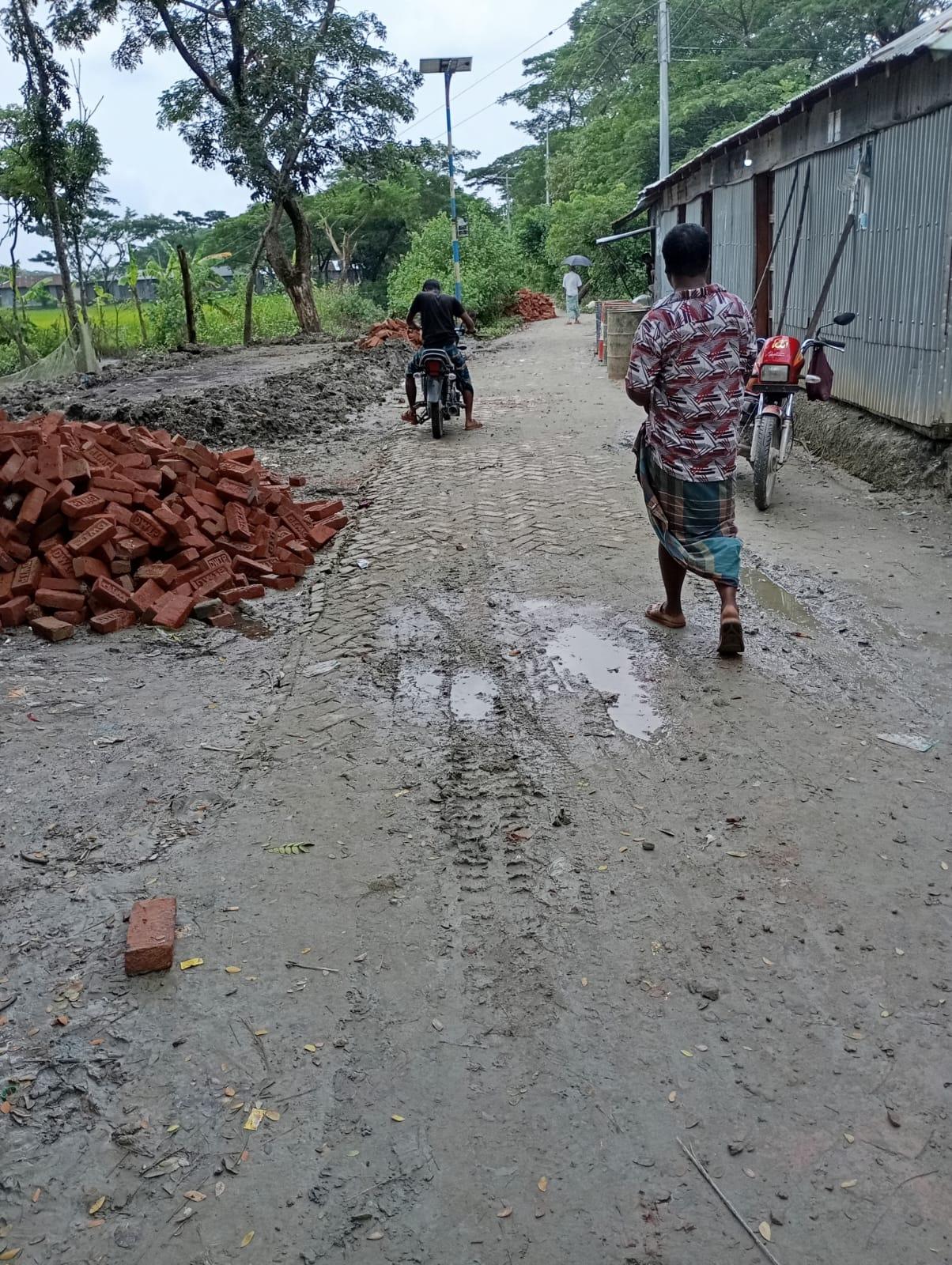 সেনবাগে পৌরসভার হাসপাতাল সড়কটির খানাখন্দ ভরাট করে জনদুর্ভোগ লাঘবে জামায়াতের উদ্যোগ