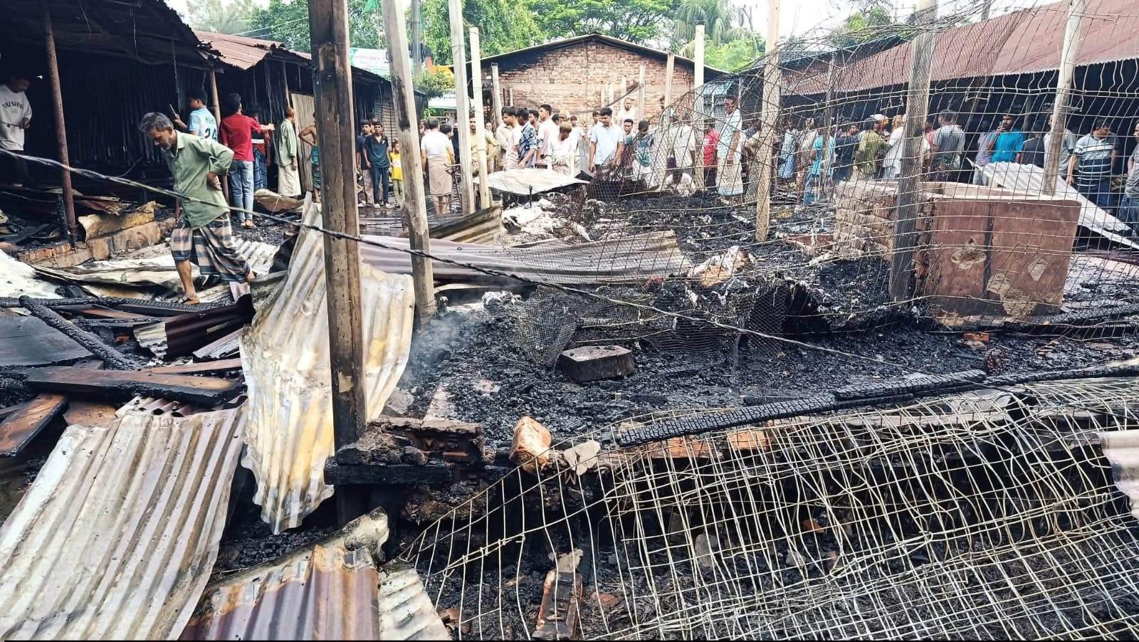 সীতাকুণ্ডে আগুনে পুড়ে ছাই হলো ৩০টি ব্যবসা প্রতিষ্ঠান