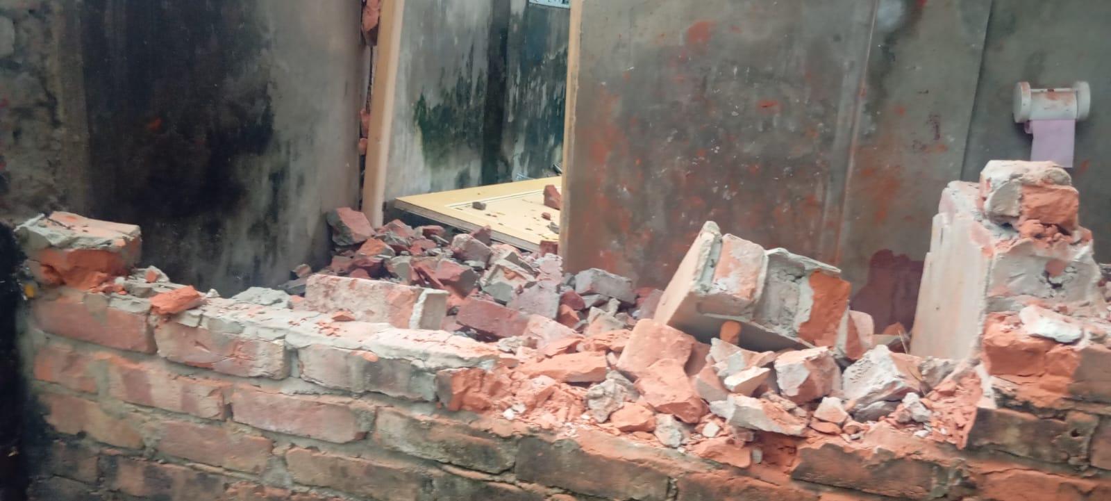 চৌদ্দগ্রামে দিনে দুপুরে পাকা ঘর ভেঙে চুরমার: সন্ত্রাসীরাদের বিরুদ্ধে মামলা নেয়নি পুলিশ